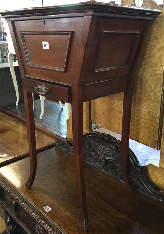 Small mahogany spinning table